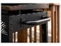 Detail eines schwarzen Grills mit Griff und Anweisungen auf Spanisch und Französisch.