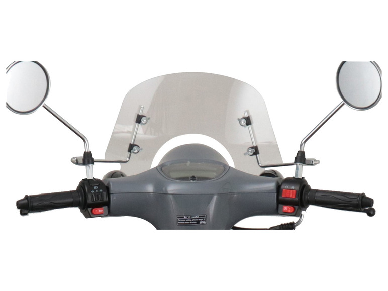 Nahaufnahme eines grauen Rollers mit Spiegeln und Windschutzscheibe.