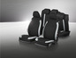 Schwarze und graue Autositzbezüge mit Rautenmuster.