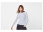 Frau in hellblauem geripptem Langarmshirt und schwarzer Jeans