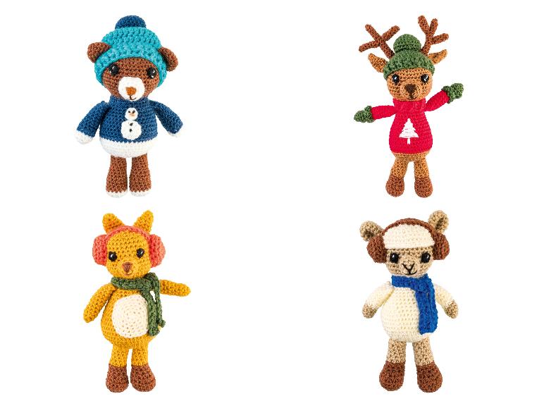 Vier gehäkelte Plüschtiere: ein Bär, Rentier, Fuchs und Schaf, alle in Winterkleidung.