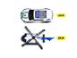 Spielzeug-Polizeiauto (23 cm) und Hubschrauber (26 cm) auf weißem Hintergrund.