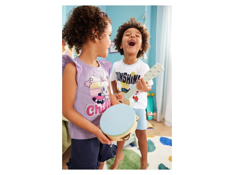 Kinder spielen mit Tamburin und Ukulele, Kleidung mit Mustern.