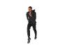 Mann in schwarzer Regenjacke und Jogginghose, der auf weißem Hintergrund läuft.