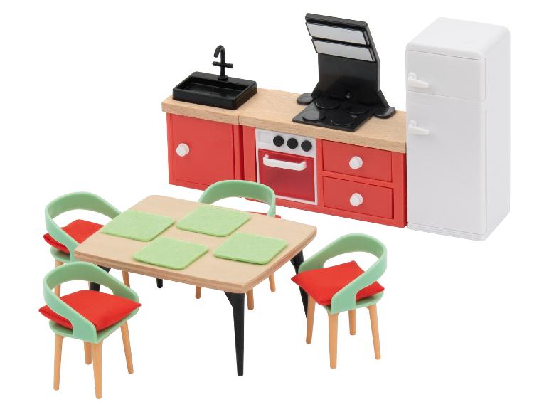 Spielküche mit roten Schränken, weißem Kühlschrank und Esstisch mit vier Stühlen.