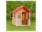 Spielhaus aus Holz mit rotem Dach und einem Kind darin, im Garten.
