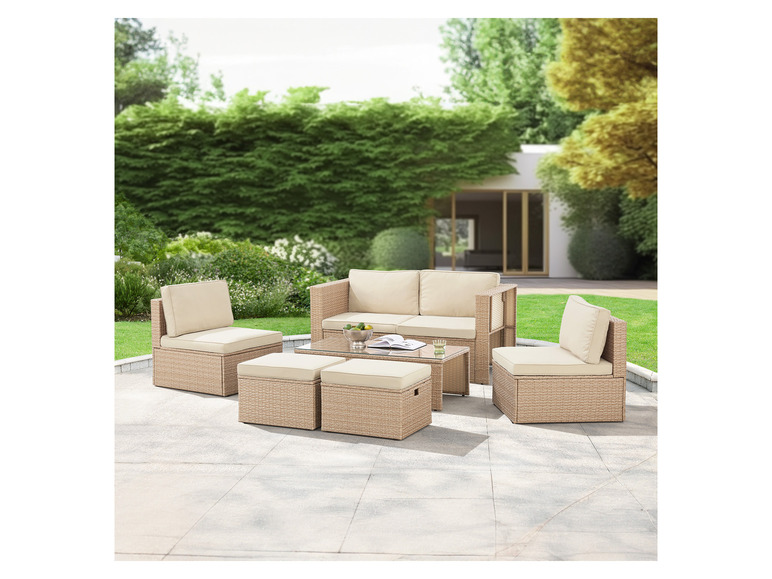 Ein Rattan-Loungeset mit zwei Sesseln, einem Loveseat und einem Couchtisch.