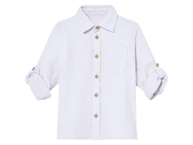Weißes Kinderhemd, minimalistischer Stil.