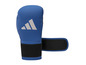Blaue Adidas Boxhandschuhe mit Klettverschluss.