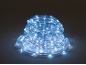 Aufgerollte LED-Lichterkette, die kaltweißes Licht ausstrahlt.