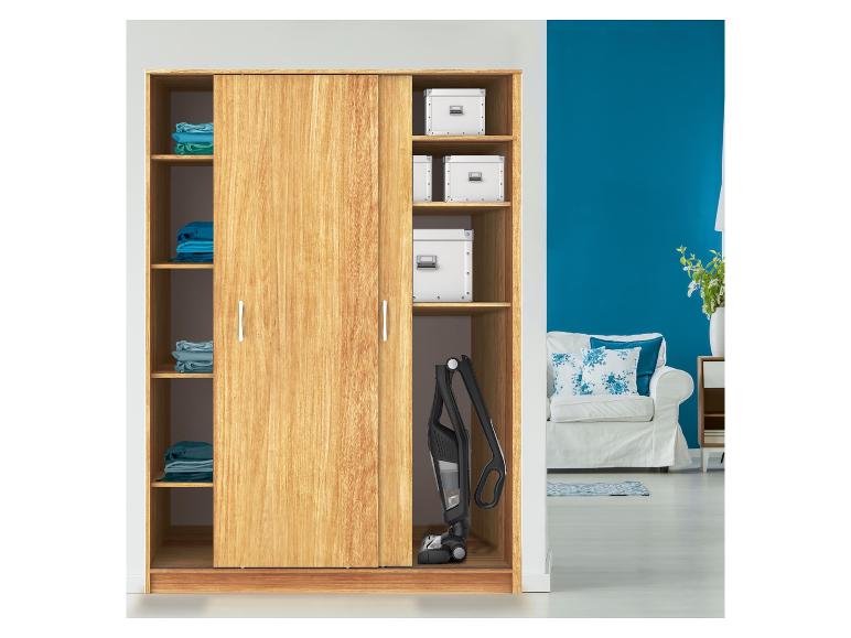 Holzkleiderschrank mit Schiebetüren, gefalteter Kleidung, Aufbewahrungsboxen und Stielstaubsauger.