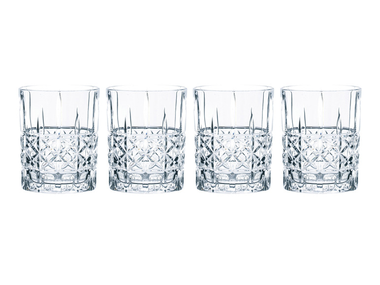 Vier Gläser mit einem gravierten Muster