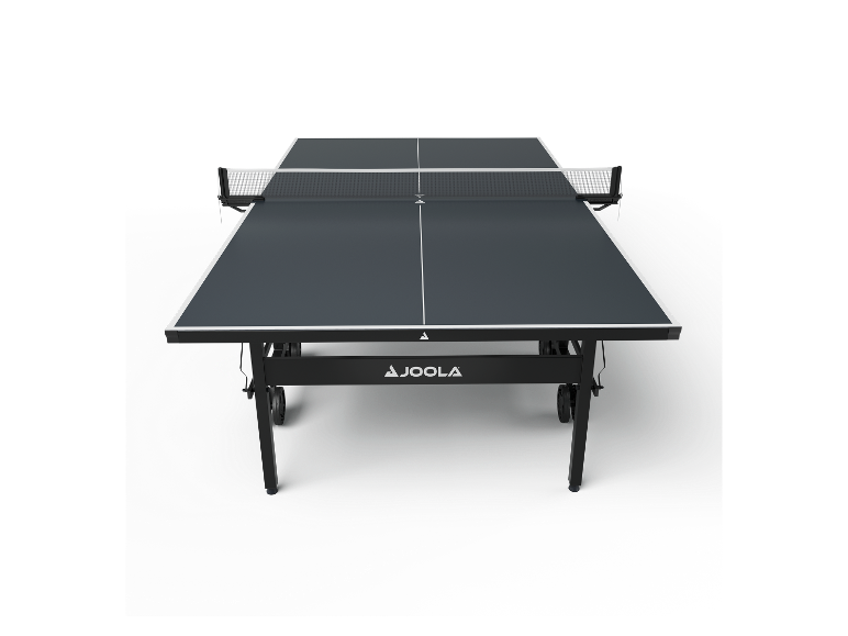 Dunkelgrauer Tischtennistisch mit weißen Linien und Netz, auf schwarzem Hintergrund.