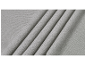 Hellgrauer Stoff mit diagonalen Falten, feine Stricktextur.