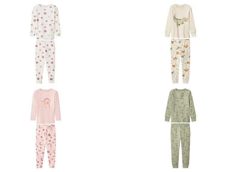 Vier Kinderpyjama-Sets: Blumen-, Dinosaurier-, Einhorn- und Smiley-Muster.