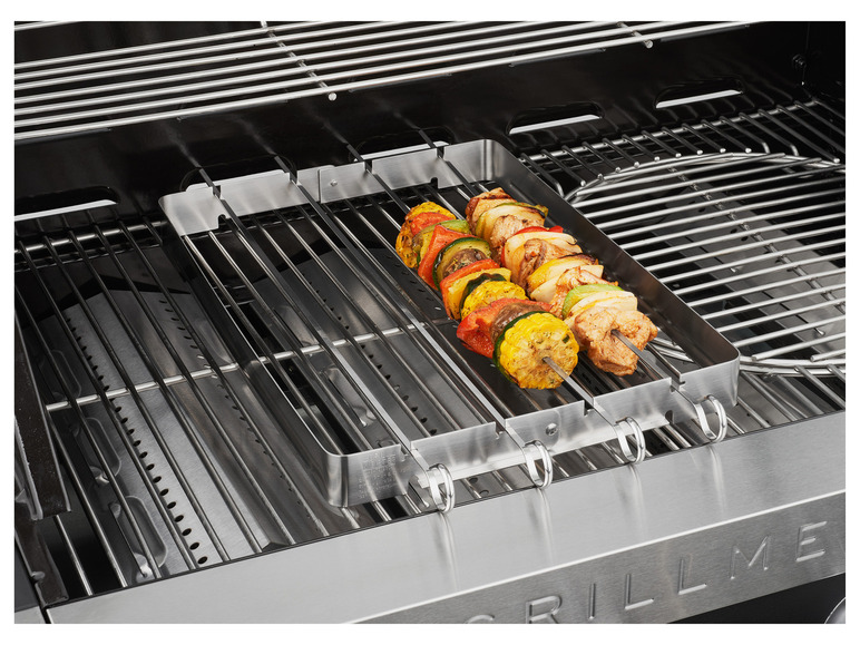 Grillrost mit gegrillten Spießchen mit Gemüse und Hähnchen.