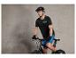 Ein Mann auf einem schwarzen Fahrrad mit Helm und Handschuhen von Craft.