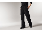 Frau in schwarzer weiter Hose und schwarzen Schuhen.