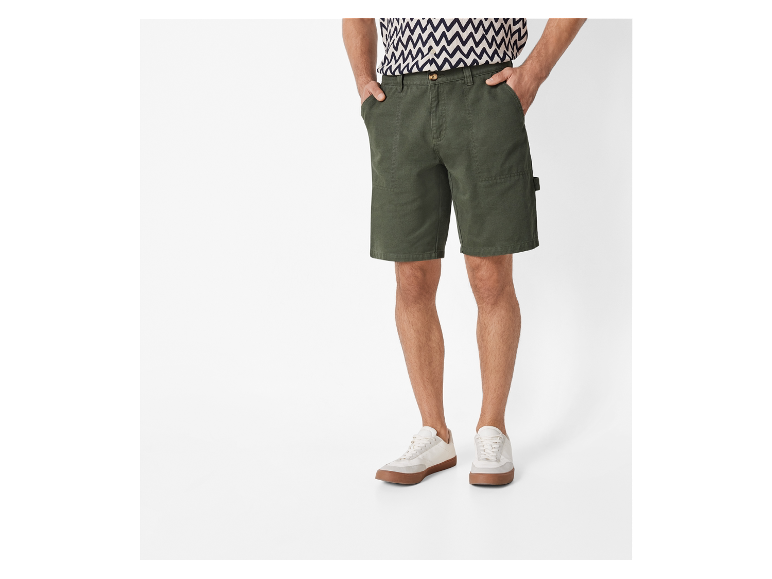Olivengrüne Cargoshorts und weiße Sneaker.