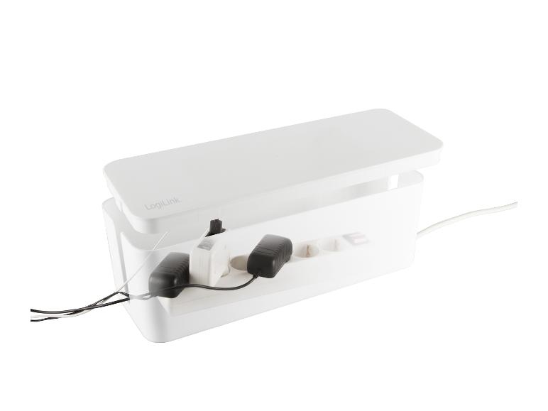 Weißer Kabelorganizer mit Steckdosenleiste und angeschlossenen Adaptern.