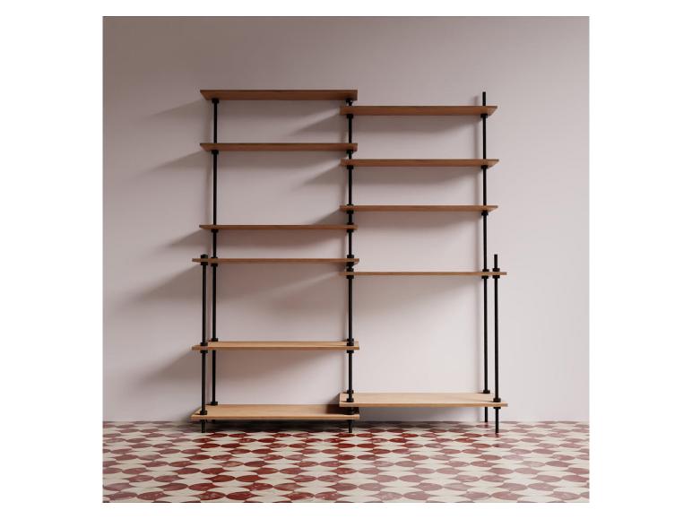 Holzregal mit schwarzen Metallrahmen auf rot-weißem Fliesenboden.