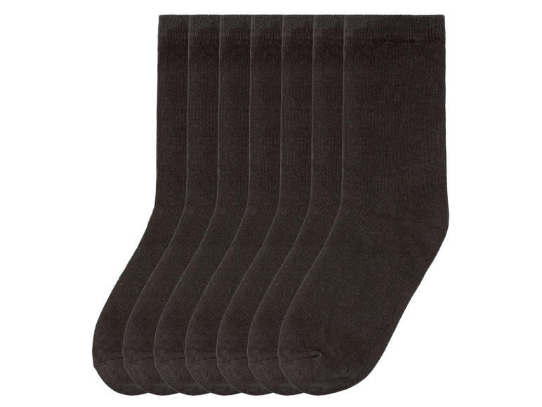 Sieben Paar schwarze Socken.