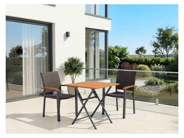 Gartenmöbel-Set auf einer Terrasse: Klapptisch und zwei Stühle.