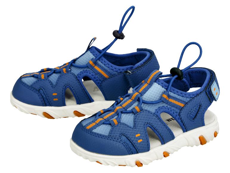 Paar blaue und orangefarbene Kindersandalen mit verstellbaren Gummizügen