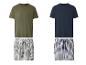 Zwei Herren-Pyjama-Sets: ein grünes T-Shirt mit gestreiften Shorts und ein marineblaues Henley mit karierten Shorts.