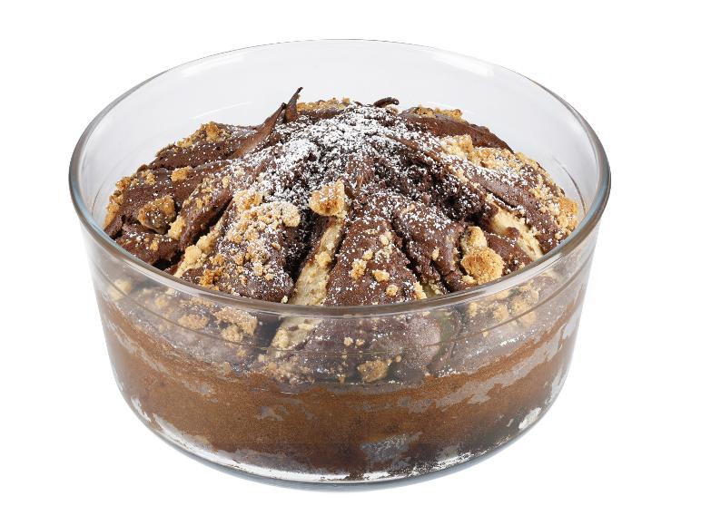 Schokoladenkuchen mit Birnen, Streusel, Puderzucker.