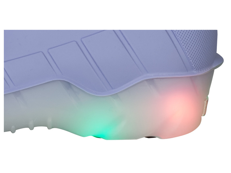 Die Unterseite eines hellblauen Sneakers mit grüner und rosa LED-Beleuchtung.