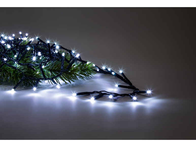 Weiße Weihnachtsbeleuchtung auf einem Tannenzweig.