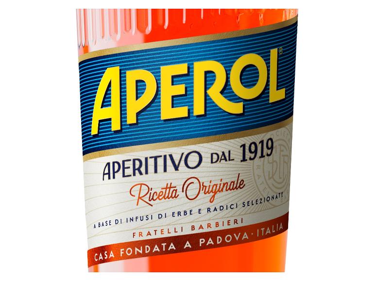 Nahaufnahme eines Aperitif-Flaschenetiketts mit dem Text „APERITIVO DAL 1919 Ricetta Originale“.