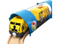 Gelber Spielzeug-U-Bahn-Zug mit blauem Tunnel und Holzschienen, mit U9 gekennzeichnet.