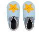 Hellblaue Babyschuhe mit gelben Sternen und schlafenden Gesichtern.