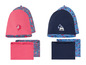 Zwei Sets mit rosa und blauen Mützen und Schals mit Einhorn- und Bagger-Motiv.