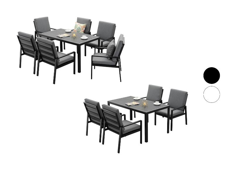 Gartenmöbel-Set mit zwei Tischen und grauen Stühlen