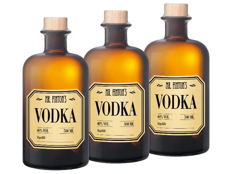 Drei bernsteinfarbene Wodkaflaschen mit Vintage-Etiketten, die 40% Vol und 500 ml angeben.