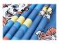 Blauer Stoff mit Comicfiguren und gelben Streifen.