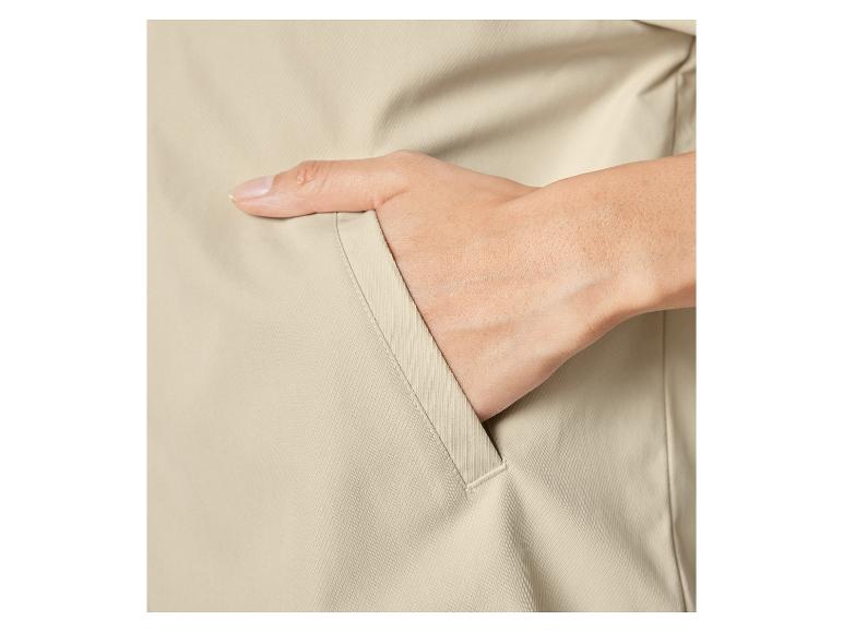 Eine beige Jacke mit einer Tasche.