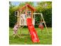 Hölzernes Kinderspielhaus mit rotem Dach, Rutsche und Schaukel, im Garten.