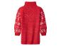 Roter Strickpullover mit Rollkragen und Schneeflockenmuster an den Ärmeln