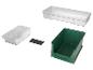 Transparente Kunststoff-Aufbewahrungsboxen und eine grüne Kunststoff-Aufbewahrungsbox mit schwarzem Teiler.