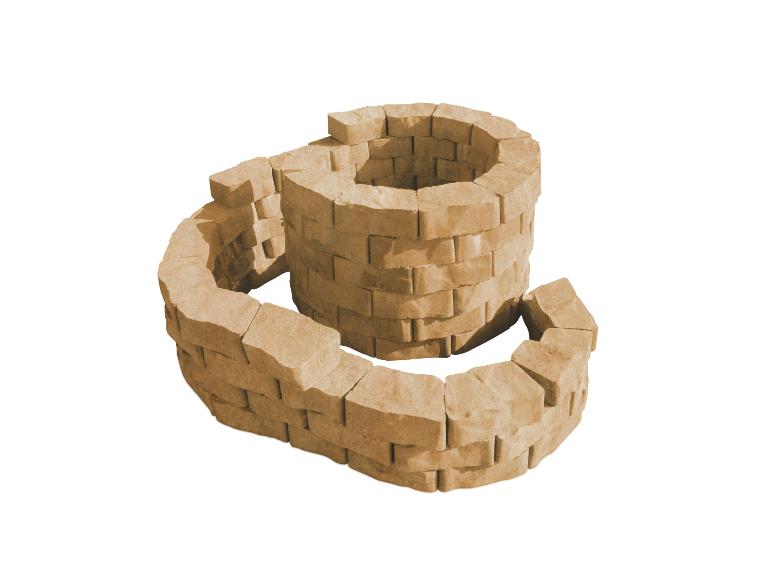 Spiral-Pflanzgefäß aus sandfarbenen Steinblöcken für den Garten.