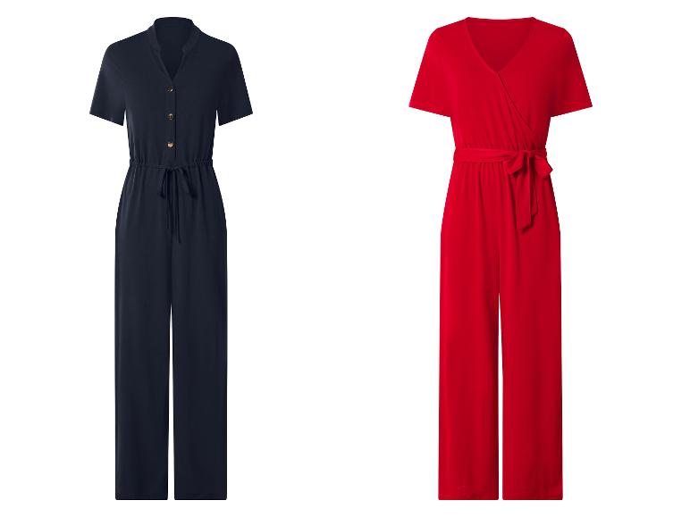 Zwei Damen-Jumpsuits: ein marineblauer mit Knöpfen und ein roter mit V-Ausschnitt und Bindegürtel.