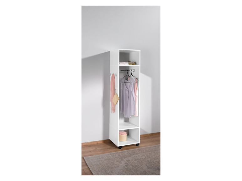 Weißer Kleiderschrank mit Regalen und Kleiderstange