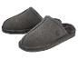Ein Paar dunkelgraue Wildleder-Hausschuhe mit Fellfutter und einem Logo mit zwei gekreuzten Schwertern.