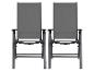 Zwei graue klappbare Gartenstühle mit Armlehnen.