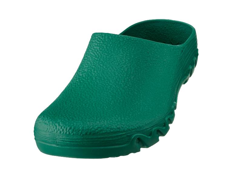 Grüner Gummi-Gartenschuh auf weißem Hintergrund