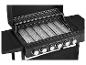 Schwarzer Gasgrill mit sechs Brennern, Grillrosten und Seitenablagen.